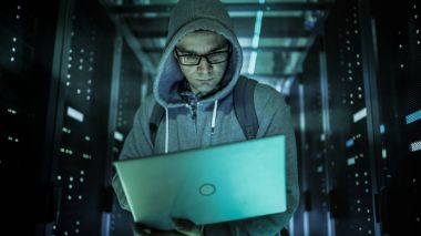 Hacker Hoodie duran orta, veri merkezindeki dolu