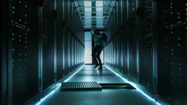 Atış çekip ve Ba izlerken kapüşonlu bir maskeli hacker