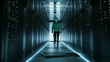 Çalışma veri merkezi ile O maskeli kukuletalı Hacker yürür