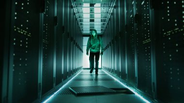 Çalışma veri merkezi ile O maskeli kukuletalı Hacker yürür