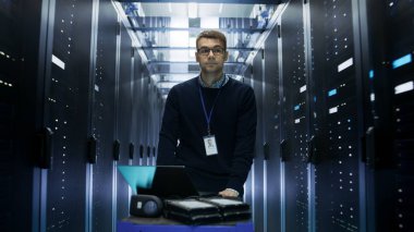 Sunucu görüntüsünü iterek elektroşok cihazını dizüstü bilgisayar, sabit DRI ile mühendis