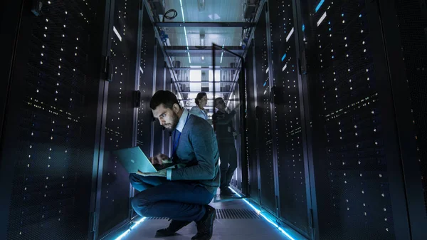 Het technicus werkt op Laptop in Big Data Center vol Rack Se — Stockfoto