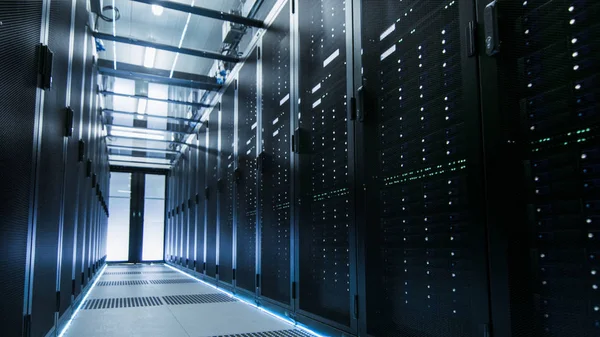 Aufnahme eines funktionierenden Rechenzentrums mit Reihen von Rack-Servern. Menschen — Stockfoto