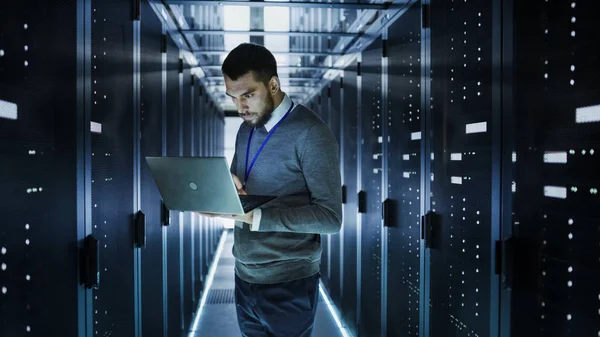 Bu büyük veri merkezi raf tam bir dizüstü bilgisayar teknisyen çalışır 