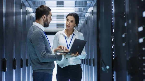 Mannelijke het Specialist houdt Laptop en werk met vrouwelijke S bespreekt — Stockfoto