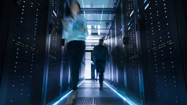 Tiro de corredor em grande data center cheio de caminhada e trabalho — Fotografia de Stock