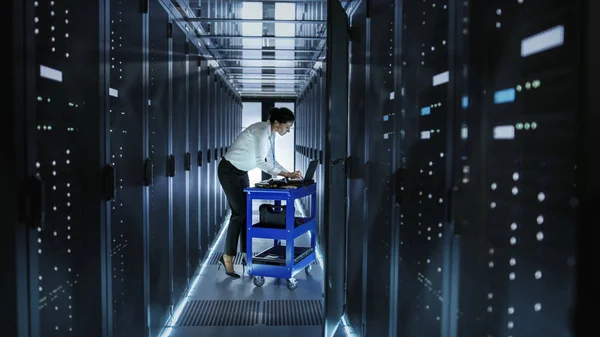 Female IT Engineer Works on a Laptop and Scans and Swaps Hard Dr — Stock Photo, Image