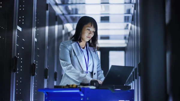 Asiatico femmina IT engineer working su un computer portatile su strumento Cart, lei s — Foto Stock