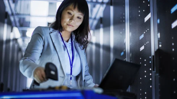 Asiática Engenheira de TI do sexo feminino trabalhando em um laptop no carrinho de ferramentas, ela S — Fotografia de Stock