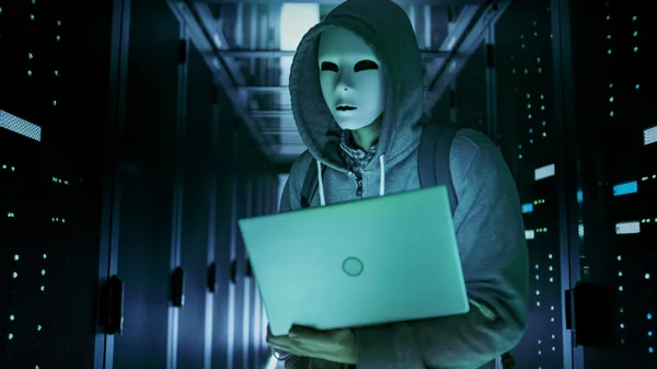 Närbild skott av en maskerad Hacker i en Hoodie som står i den mitten av — Stockfoto