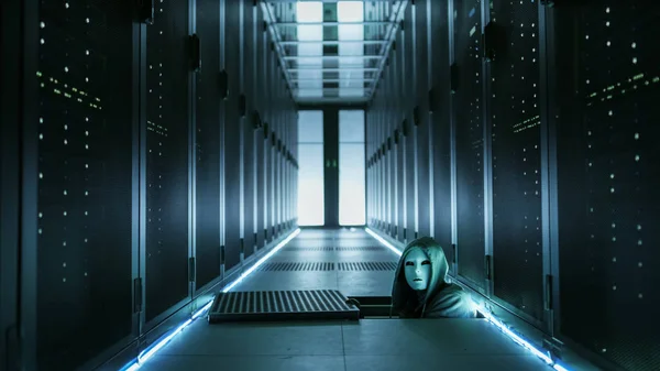 Hacker mit Kapuze in Maske beobachtet von einer Bodenluke aus die Daten — Stockfoto