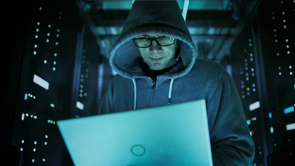 Nahaufnahme von einem Computer-Hacker in Kapuzenpulli, der die Kamera hält — Stockfoto