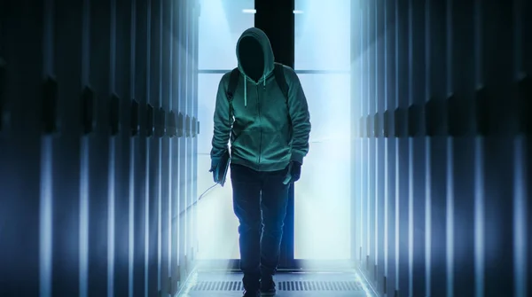 Hacker rejtett arca visel kapucnis sétál az adatok C — Stock Fotó