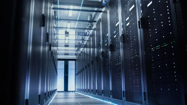 Vista attraverso il grande centro dati di lavoro con rack server . — Foto Stock