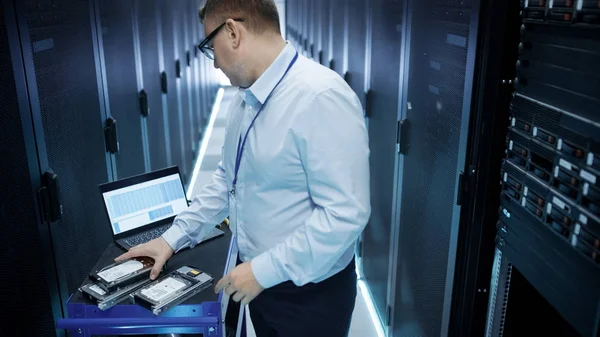 IT Engineer Taking Hard Drives off the Crash Cart and Installing — Stock Photo, Image