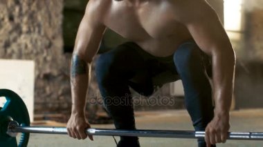 Bir kas gömleksiz adam kaldırma ağır Halter ve sanayi spor salonu yapılar Deadlift vücut geliştirme egzersiz yaparak yakın çekim.