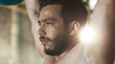 Kaldırma ağır Halter ve sanayi spor salonu yapılar yapmak askeri basın vücut geliştirme egzersiz kas gömleksiz adam.