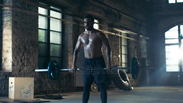근육 질 남자 산업 체육관에서 바 벨으로 훈련 한다입니다. 그는, 데 드리프트, 군사 언론과 리버스 그립 곱슬. — 비디오