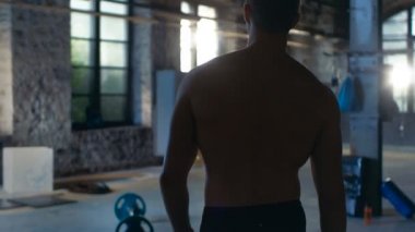 Takip kadeh kas gömleksiz yavaş hareket girme spor salonu dostum. O kendinden emin, yapı sanayi ve Hardcore, çeşitli çapraz fitness / vücut geliştirme yerde yatarken ekipman.