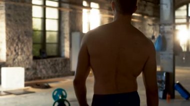 Takip kadeh kas gömleksiz yavaş hareket girme spor salonu dostum. O kendinden emin, yapı sanayi ve Hardcore, çeşitli çapraz fitness / vücut geliştirme yerde yatarken ekipman.