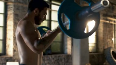 Pazı yapıyor çabayla ağır halter kaldırma kas gömleksiz adam bukleler / vücut geliştirme egzersiz sanayi spor salonu yapılar.