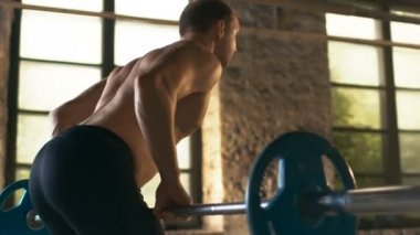 Kas gömleksiz adam asansörleri ağır halter çaba ile. Satır vücut geliştirme egzersiz sanayi spor salonu yapılar eğil.