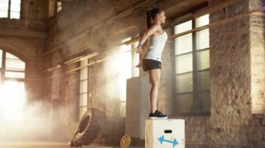 Uygun atletik kadın atlar ıssız fabrika spor salonunda boks. Yoğun egzersiz bölümü, Her günlük çapraz Fitness Eğitim programıdır.