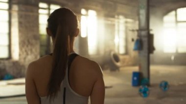Atletik güzel kadın ağır çekimde spor salonuna girerek takip vurdu. O kendinden emin ve Her at kuyruğu çeker, yapı sanayi ve Hardcore, çeşitli çapraz fitness / vücut geliştirme yerde yatarken ekipman.