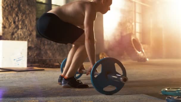 Treino de homem sem camisa muscular, Barbell de elevação em ginásio industrial. Ele faz, Deadlift, Imprensa Militar e Reverse Grip Curls . — Vídeo de Stock