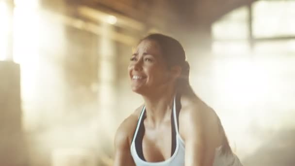 Atletisk kvinna i ett Gym övningar med slaget rep under hennes Cross Fitness träning / högintensiv intervall träning. Hon är Muscle och svettig, Gym i industriell byggnad. — Stockvideo