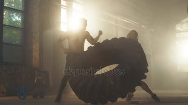 Uygun atletik kadın asansörleri lastik ortağını gözetimi altında / eğitmen, onun bir parçası olarak çapraz Fitness / spor vücut geliştirme eğitim. 