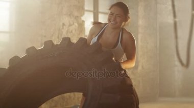 Uygun atletik kadın asansörleri / çevirir onu Fitness çapraz parçası olarak büyük çaba ile lastik / vücut geliştirme eğitim. O terk edilmiş bina Remade içinde spor dışarı çalışır.