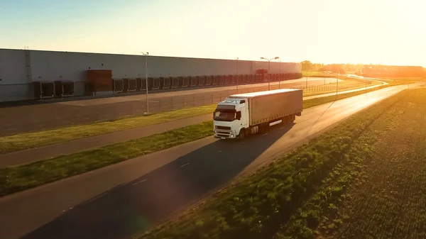 Flygfoto över vit Semi Truck med Cargo Trailer flytta på th — Stockfoto