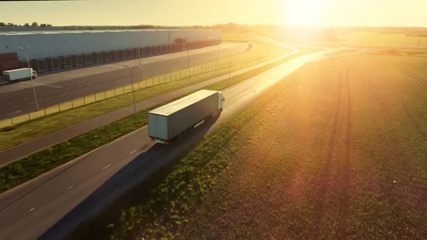 Κεραία βολή της λευκό ημι φορτηγό με ρυμουλκούμενο φορτίου επισυνάπτεται ταιν — Φωτογραφία Αρχείου