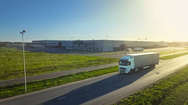 Vue Aérienne Du Camion Blanc Avec Semi Remorque Attachée Déplacement Thr — Photo