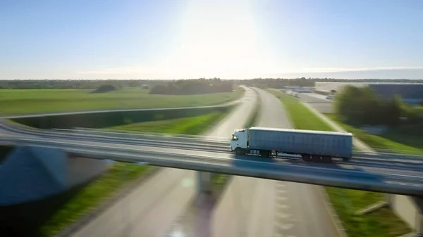 Luftaufnahme des weißen Lastwagens mit Sattelauflieger, der auf der h — Stockfoto