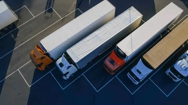 Vista superior aérea del camión semirremolque blanco con estacionamiento de remolque de carga con otros vehículos en el estacionamiento especial . — Foto de Stock