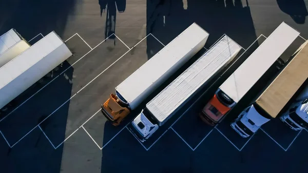 Вид с высоты птичьего полета на белый грузовик с грузовым трейлером Парковка с — стоковое фото