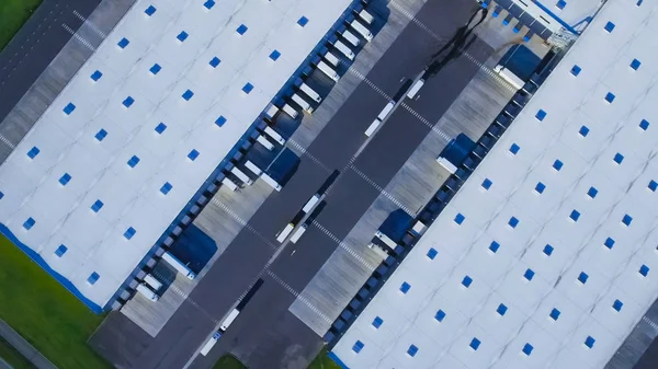 Вид с воздуха на промышленный склад / Складское здание / Loadi — стоковое фото