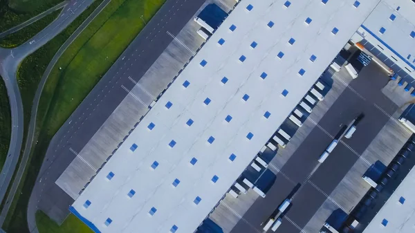 Vista superior aérea del almacén industrial / edificio de almacenamiento / Loadi — Foto de Stock