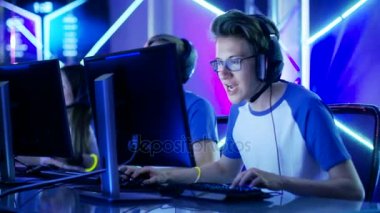 Takım genç oyuncular kazanmak Internet Cafe Online Video oyun Turnuvası ve Çak bir beşlik ile kutlamak.