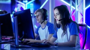 Takım genç oyuncular kazanmak Internet Cafe Online Video oyun Turnuvası ve Çak bir beşlik ile kutlamak.