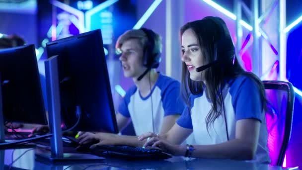 Team van Teenage Gamers Win Internet Cafe Online Video Gaming toernooi en vieren met High-Fives. — Stockvideo