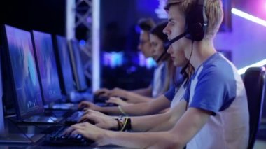 Takım genç oyun oyun Mmorpg oyun esport turnuva üzerinde. Show görüntüler güzel oyun, oyuncular kulaklık mikrofonlar konuşmak ve aktif kazanmak için oynamak.