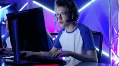 Takımda bir esport turnuva genç oyuncular Play Multiplayer oyun. Kaptan verir komutları mikrofona, stratejik olarak çalışıyor oyunu kazanmak.