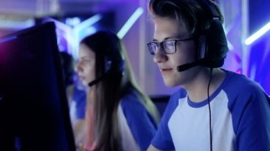 Takımda bir esport turnuva genç oyuncular Play Multiplayer oyun. Kaptan verir komutları mikrofona, stratejik olarak çalışıyor oyunu kazanmak.