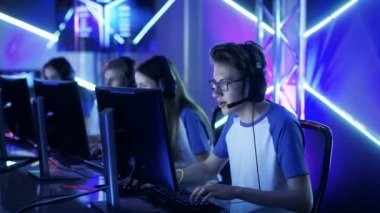 Takımda bir esport turnuva genç oyuncular Play Multiplayer Pc Video oyun içi. Kaptan verir komutları mikrofona, stratejik olarak çalışıyor oyunu kazanmak.