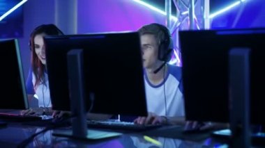 Atış, takım, genç oyuncular oyun Multiplayer Pc bilgisayar oyununda bir esport turnuva hareket. Mikrofonlar konuşuyorlar.