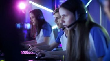 Derinliği alan atış, takım, genç oyuncular oyun Multiplayer Pc Video oyun içi bir esport turnuva üzerinde. Mikrofonlar konuşuyorlar. Duygusal oyun an.