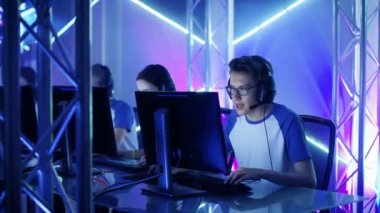 Profesyonel esport oyuncular bir siber oyunları turnuva üzerinde rekabetçi Video Oyunları'nda oynayan takım. Onlar büyük kazanmak.